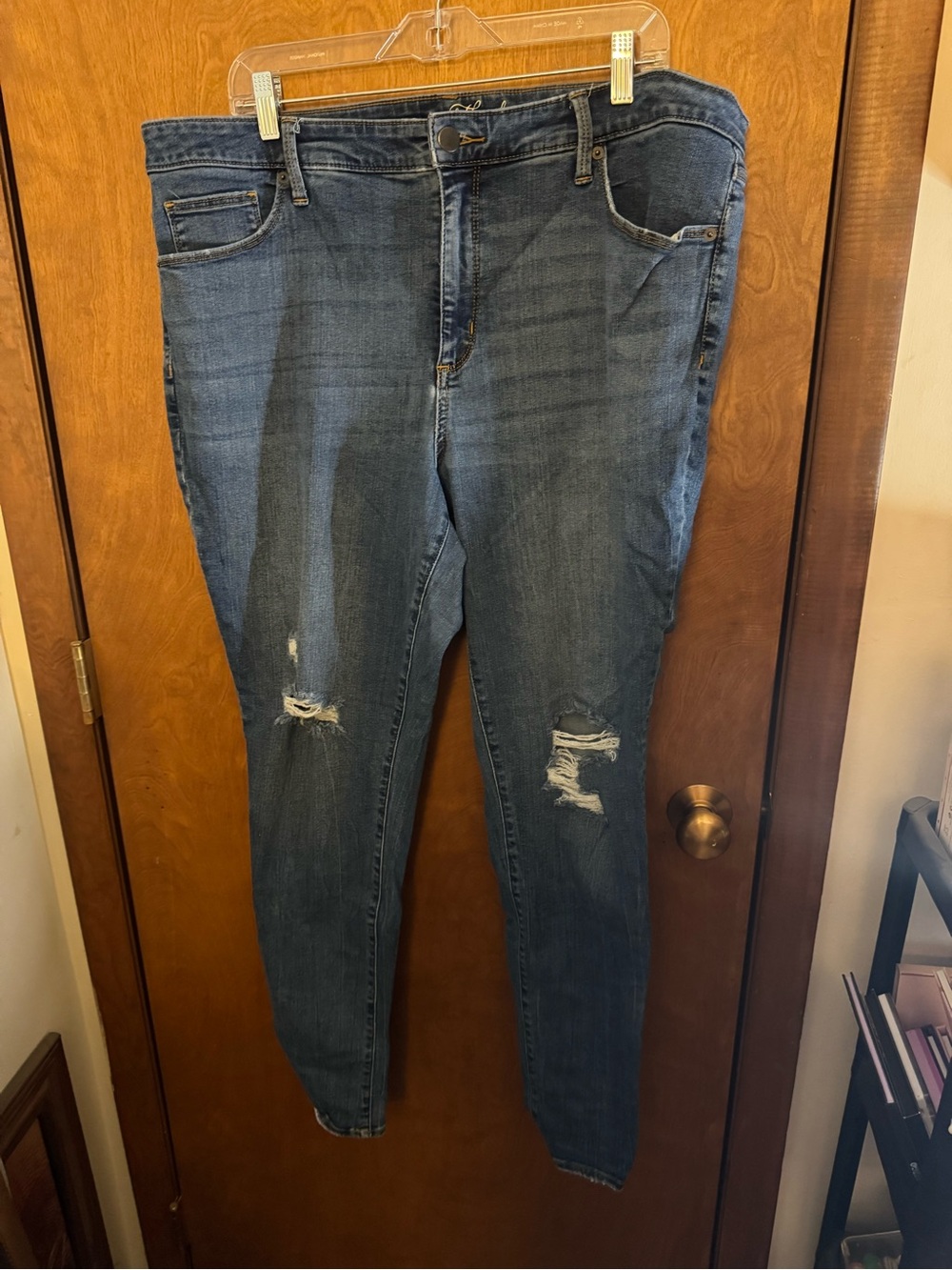 Universal Thread Women’s Medium Blue Distressed Skinny Jeans